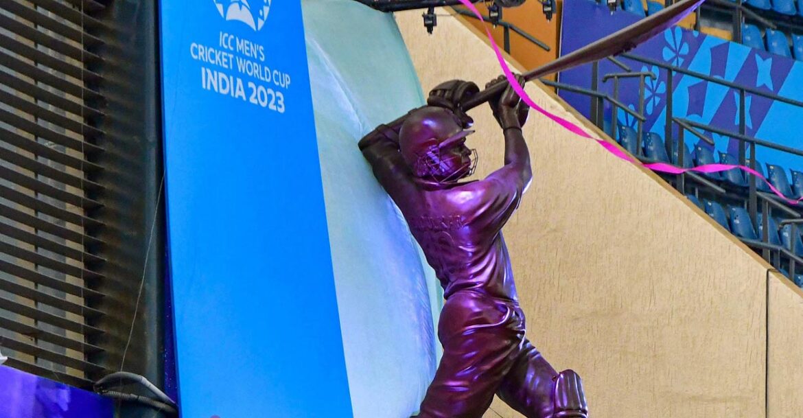 At the unveiling of the statue, Sharad Pawar praised Master Blaster Sachin